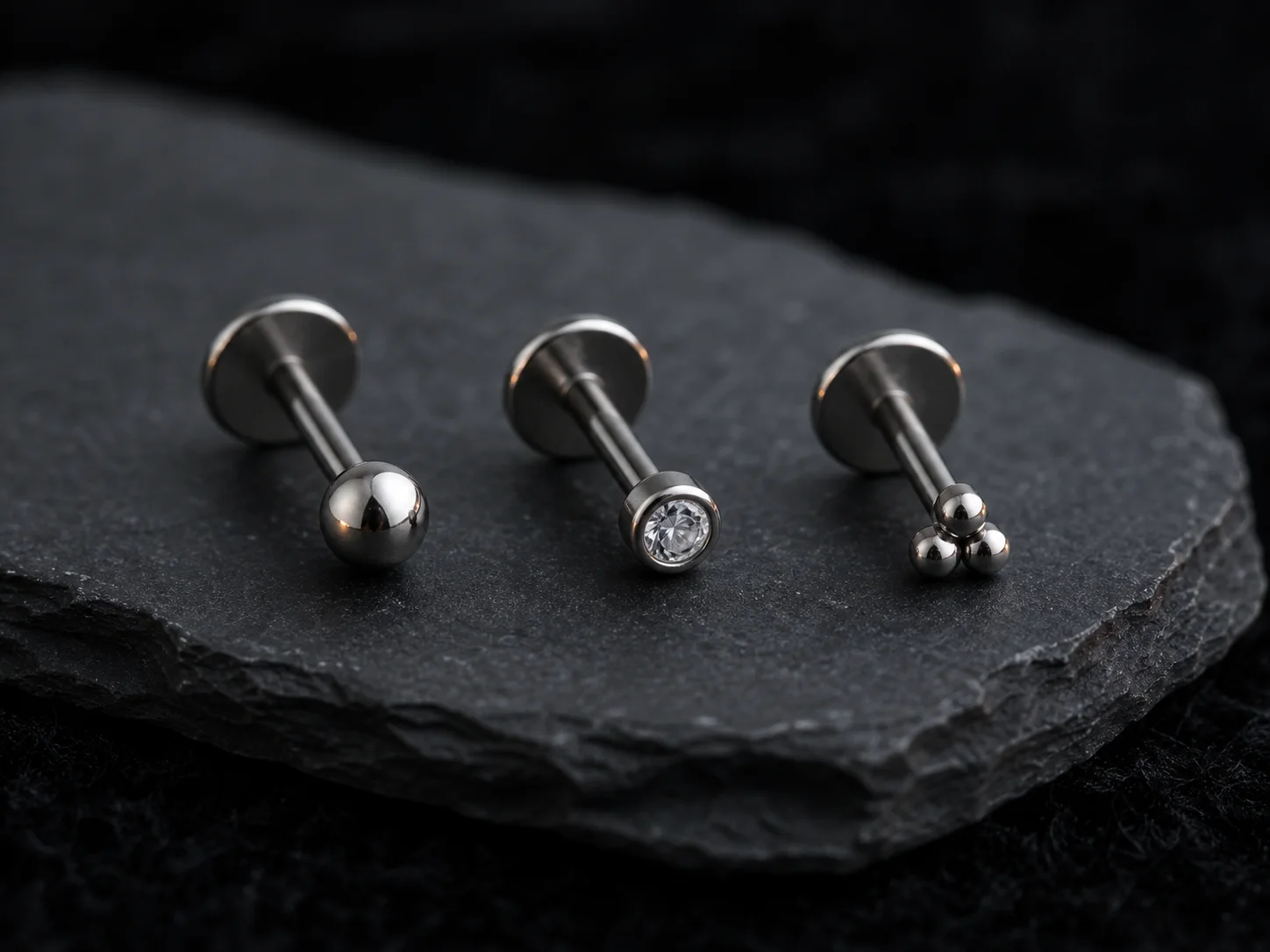 Sade flat-back — Chill Ink Galata için hazırlanmış kulak piercing takısı stil referansı