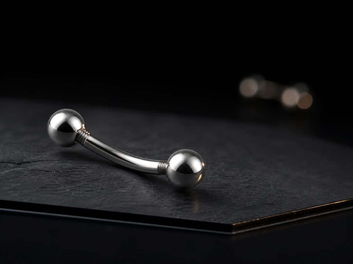 Sade ve minimal — Chill Ink Galata için göbek piercing takısı stil referansı