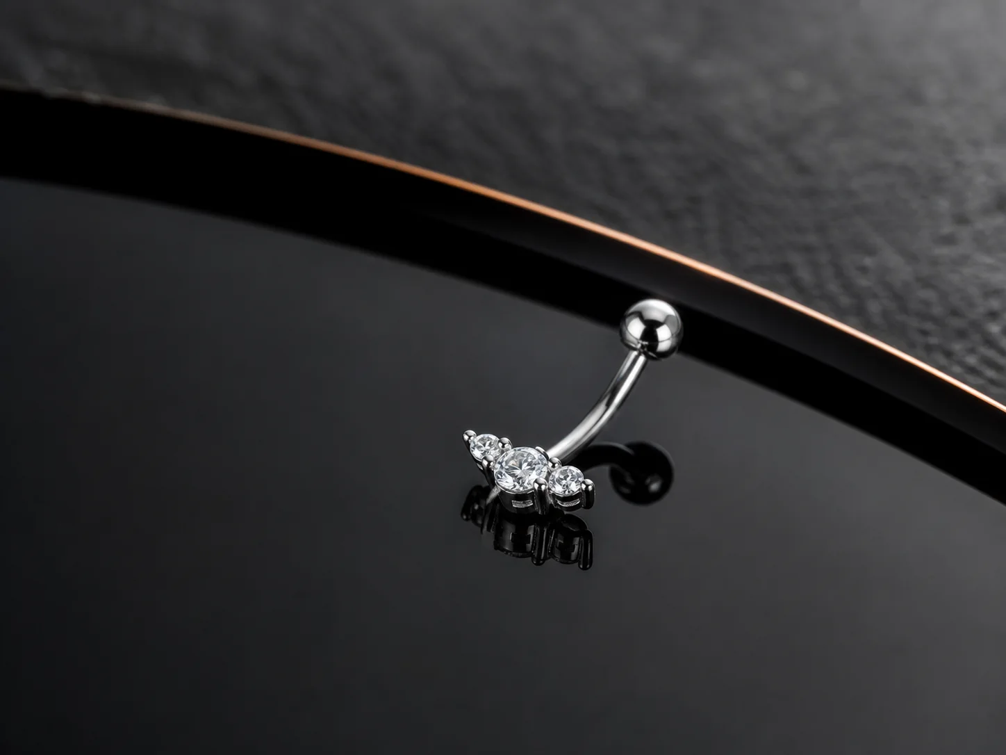 Belirgin ışıltı — Chill Ink Galata için göbek piercing takısı stil referansı