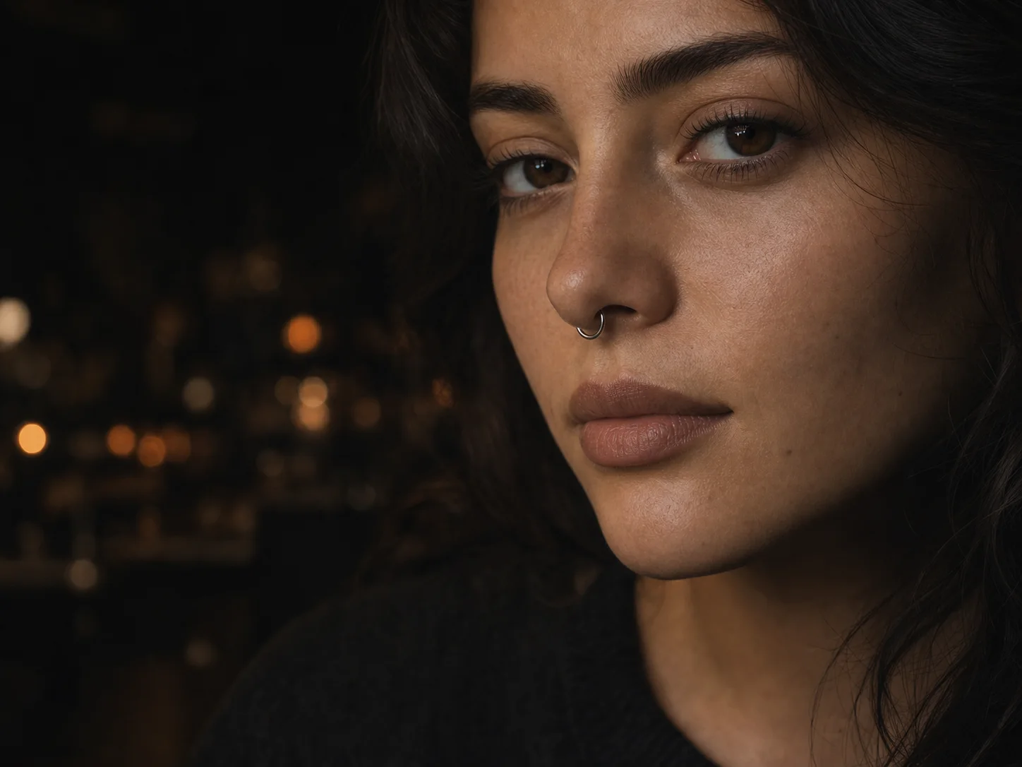 Minimal septum clicker — Chill Ink için çekilen özgün burun piercing takı yönü