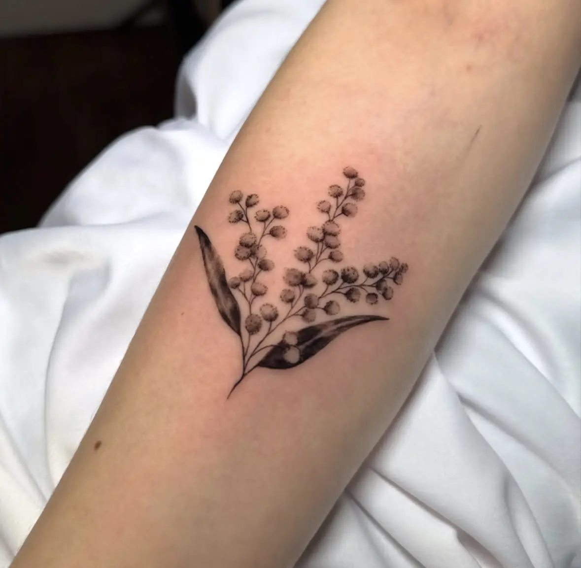 Tatuaje Fine Line en Estambul — Chill Ink Galata — Ritmo botánico