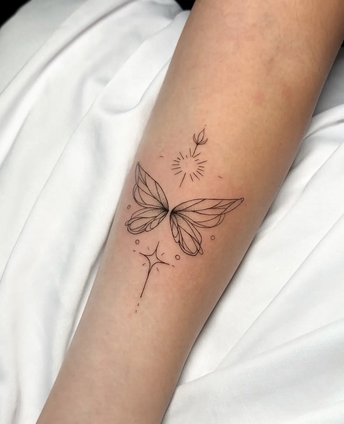 Tatuaje Fine Line en Estambul — Chill Ink Galata — Símbolo personal